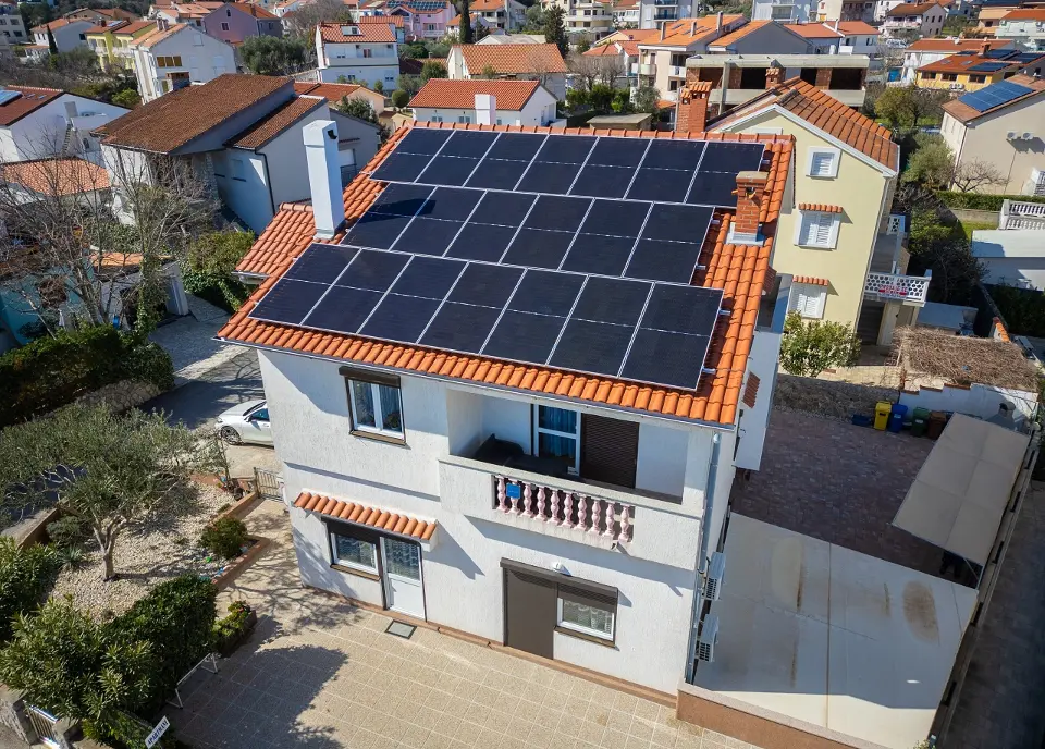 Solarni paneli na krovu kuće