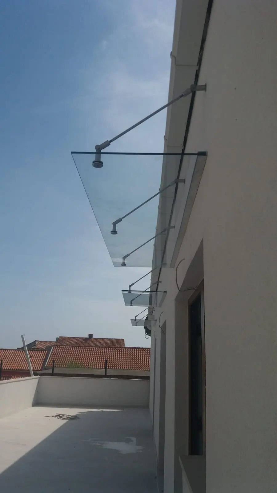 Moderno i elegantno: Spoj stakla i čelika koji svakom domu daje dodir luksuza