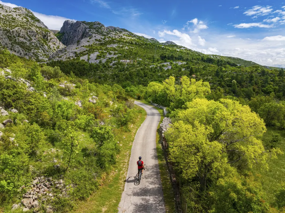 Gdje more dotiče planinu: mjesto koje nudi odmor i avanturu u isto vrijeme