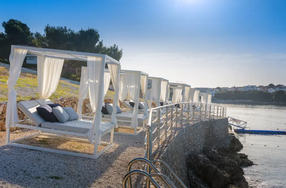 Luksuzni namještaj za vanjski prostor koji trpi sunce, vlagu i vrijeme bez puno održavanja