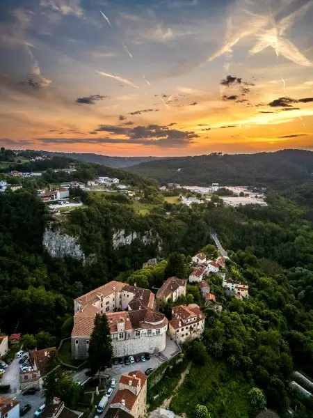 Pazinski Kaštel: Utvrda koja prkosi dubokom ponoru jame