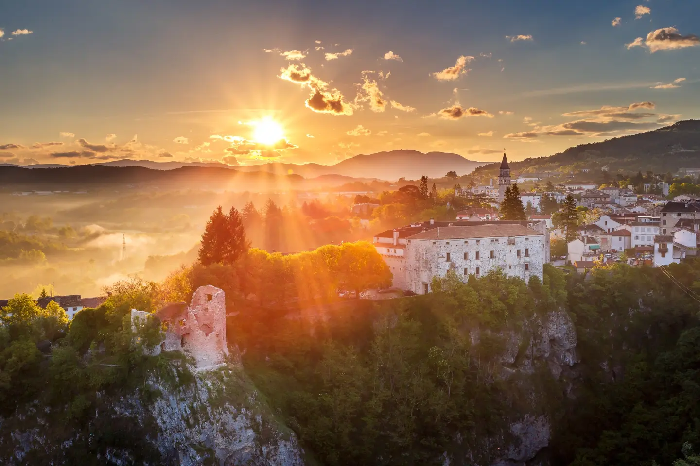Pazinski Kaštel: Utvrda koja prkosi dubokom ponoru jame