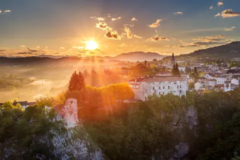 Pazinski Kaštel: Utvrda koja prkosi dubokom ponoru jame