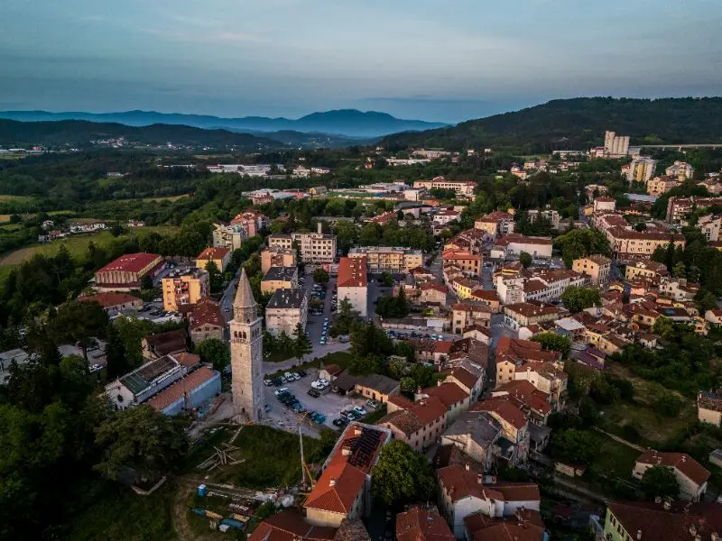 Pazinski Kaštel: Utvrda koja prkosi dubokom ponoru jame