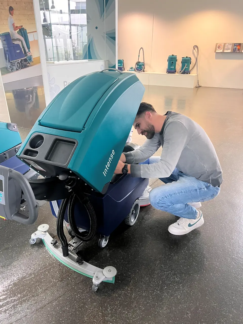 Upoznajte robota Marvina koji je iz Švicarske došao raditi u Hrvatsku