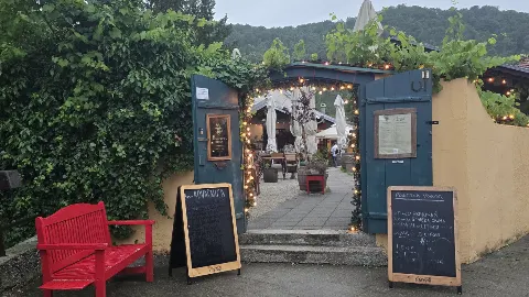 Bistro Kovačnica: Roštilj na drvenom ugljenu za ljubitelje prirode u srcu Samobora
