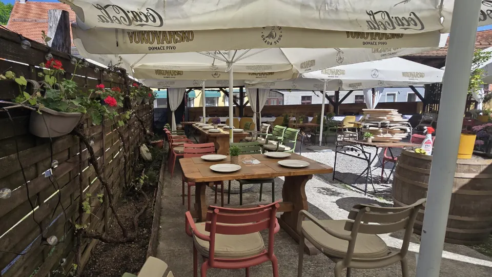 Bistro Kovačnica: Roštilj na drvenom ugljenu za ljubitelje prirode u srcu Samobora