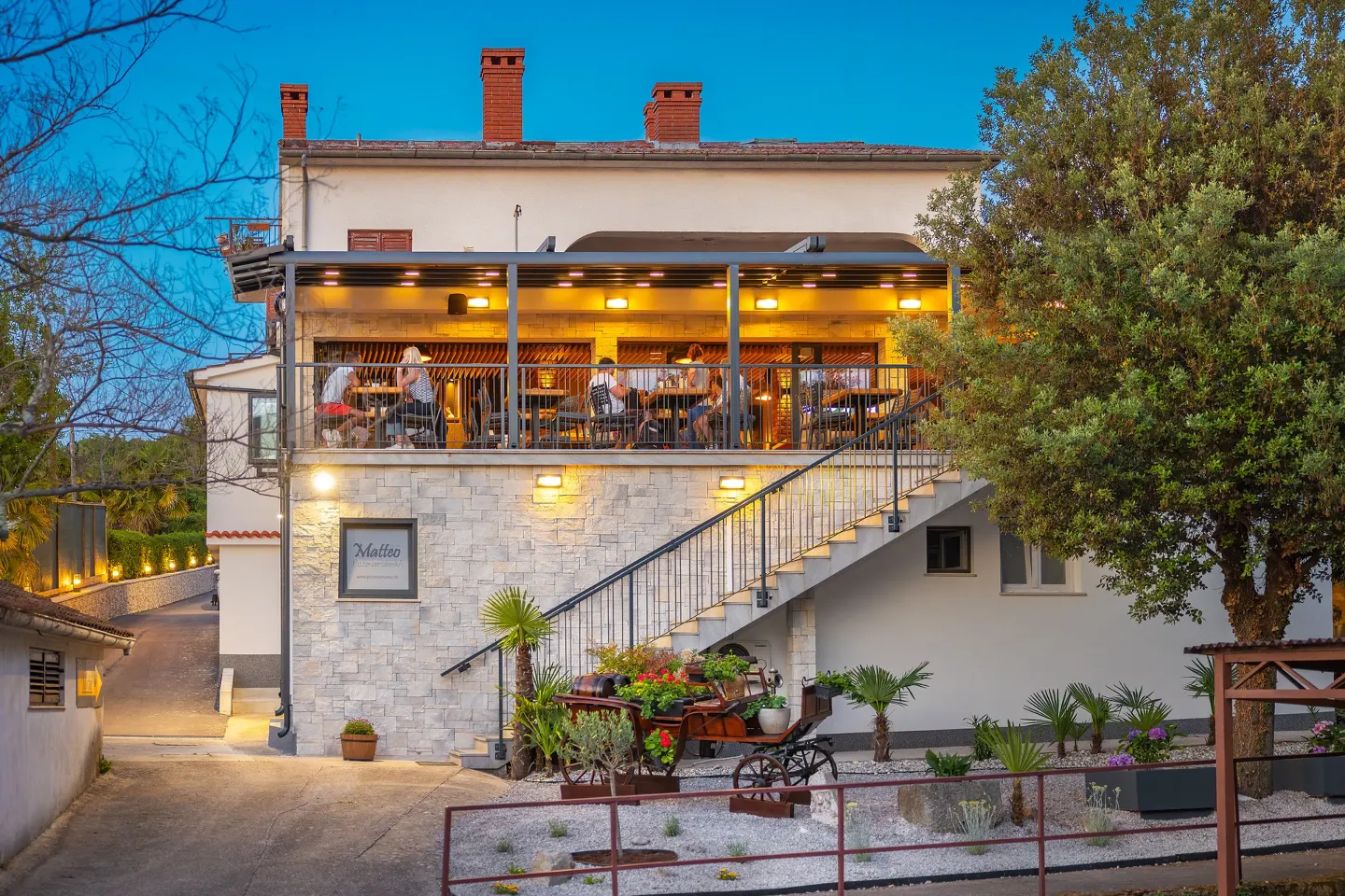 Pizza iz krušne peći, roštilj i meksički specijaliteti na terasi u Malinskoj