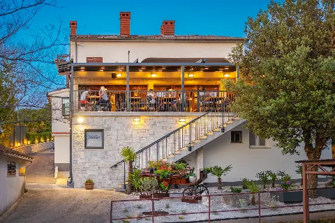 Pizza iz krušne peći, roštilj i meksički specijaliteti na terasi u Malinskoj