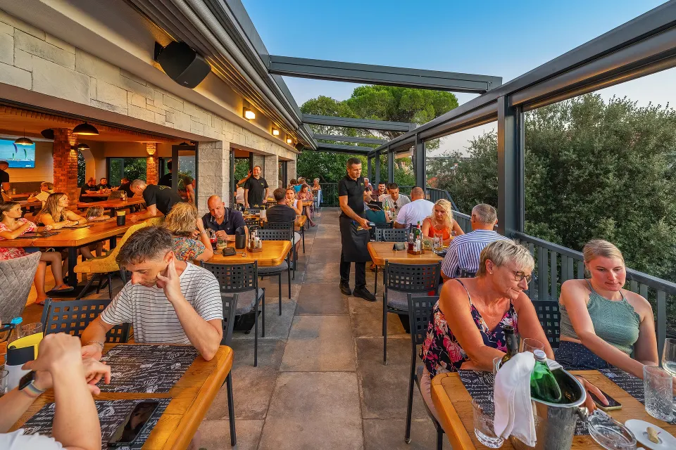 Pizza iz krušne peći, roštilj i meksički specijaliteti na terasi u Malinskoj