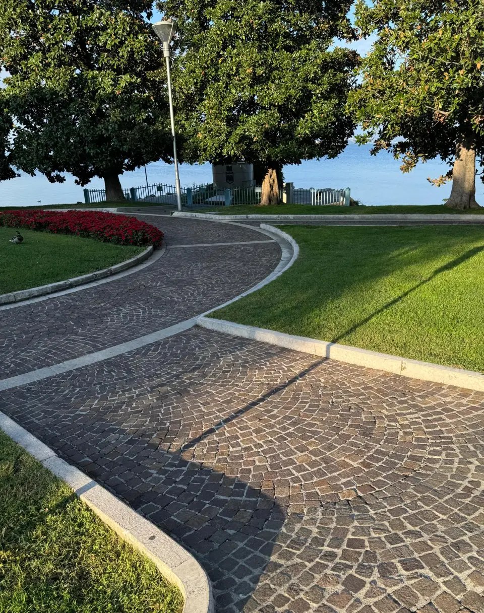 Elegancija koja ostaje: Kako prirodni kamen transformira moderni dom