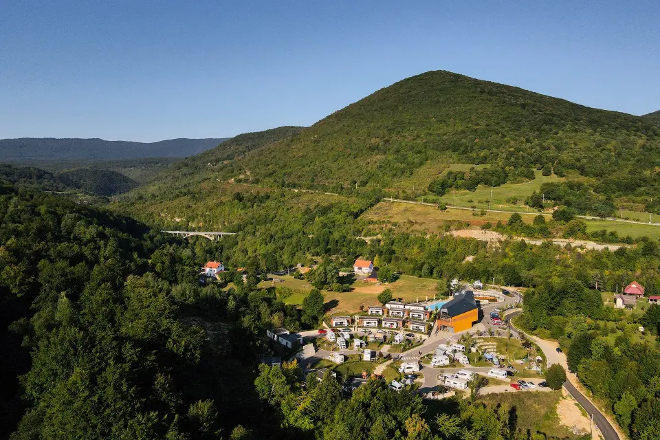 Proljetna čarolija u plitvičkom kraju – svjedočite najljepšim proljetnicama
