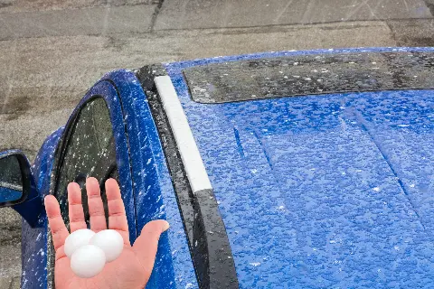Tuča vam je oštetila auto? Postoji rješenje bez lakiranja i bez stresa