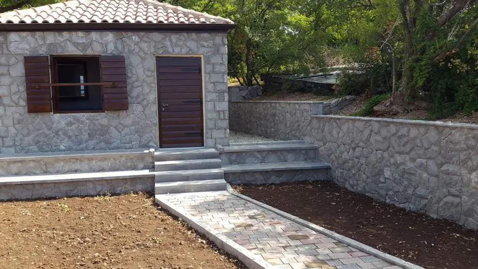 Spoj tradicije i inovacije: Upoznajte montažni kameni zid koji osvaja tržište