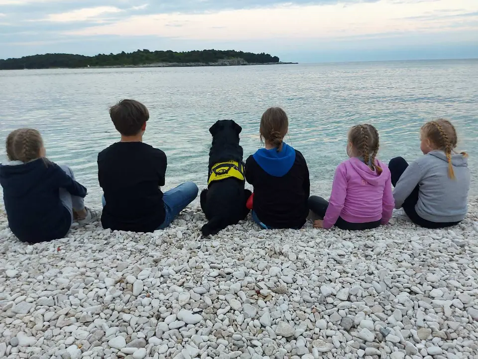 Djeca uče i rastu uz igru, ljubav i terapijskog psa - upoznajte Smijalice!