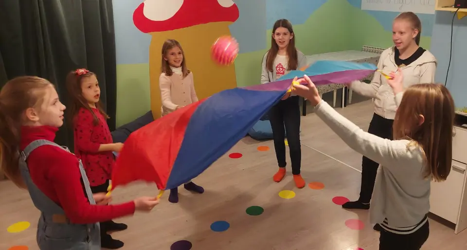Djeca uče i rastu uz igru, ljubav i terapijskog psa - upoznajte Smijalice!