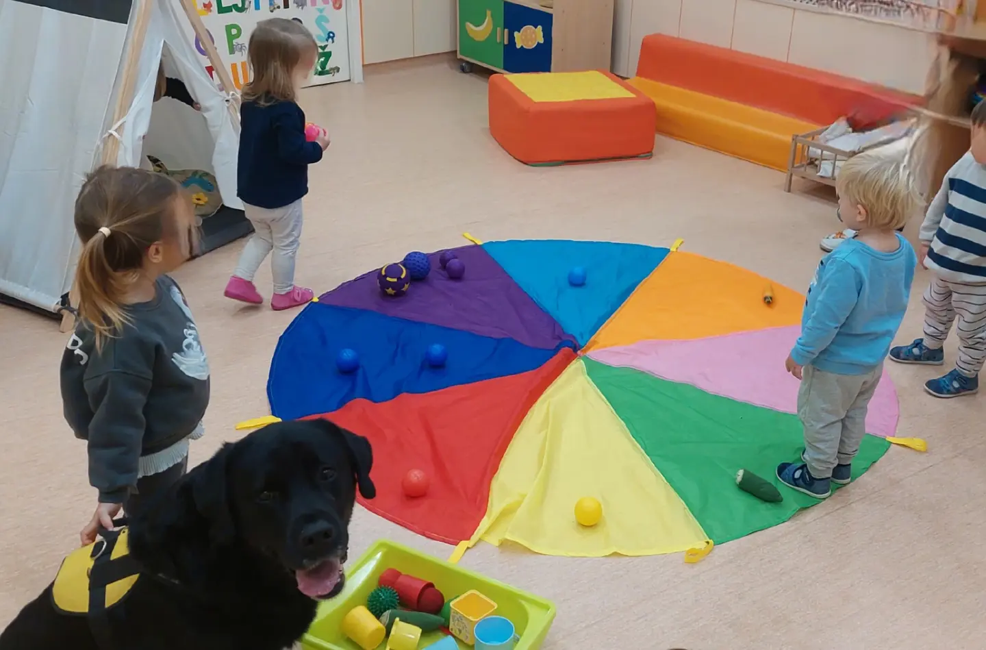Djeca uče i rastu uz igru, ljubav i terapijskog psa - upoznajte Smijalice!