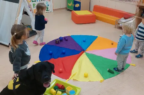 Djeca uče i rastu uz igru, ljubav i terapijskog psa - upoznajte Smijalice!