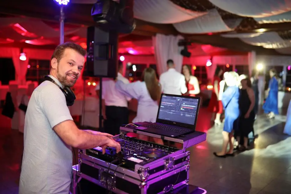 DJ koji svaku svadbu i proslavu pretvara u party godine – evo zašto odabrati baš Romana R