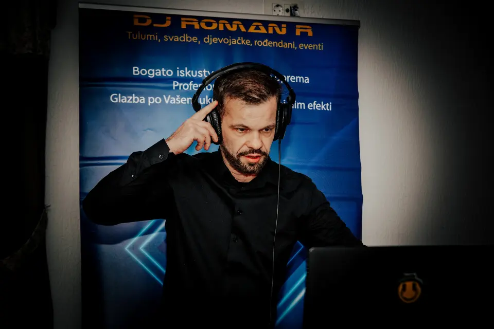 DJ koji svaku svadbu i proslavu pretvara u party godine – evo zašto odabrati baš Romana R
