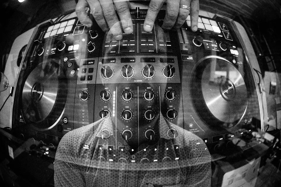 DJ koji svaku svadbu i proslavu pretvara u party godine – evo zašto odabrati baš Romana R