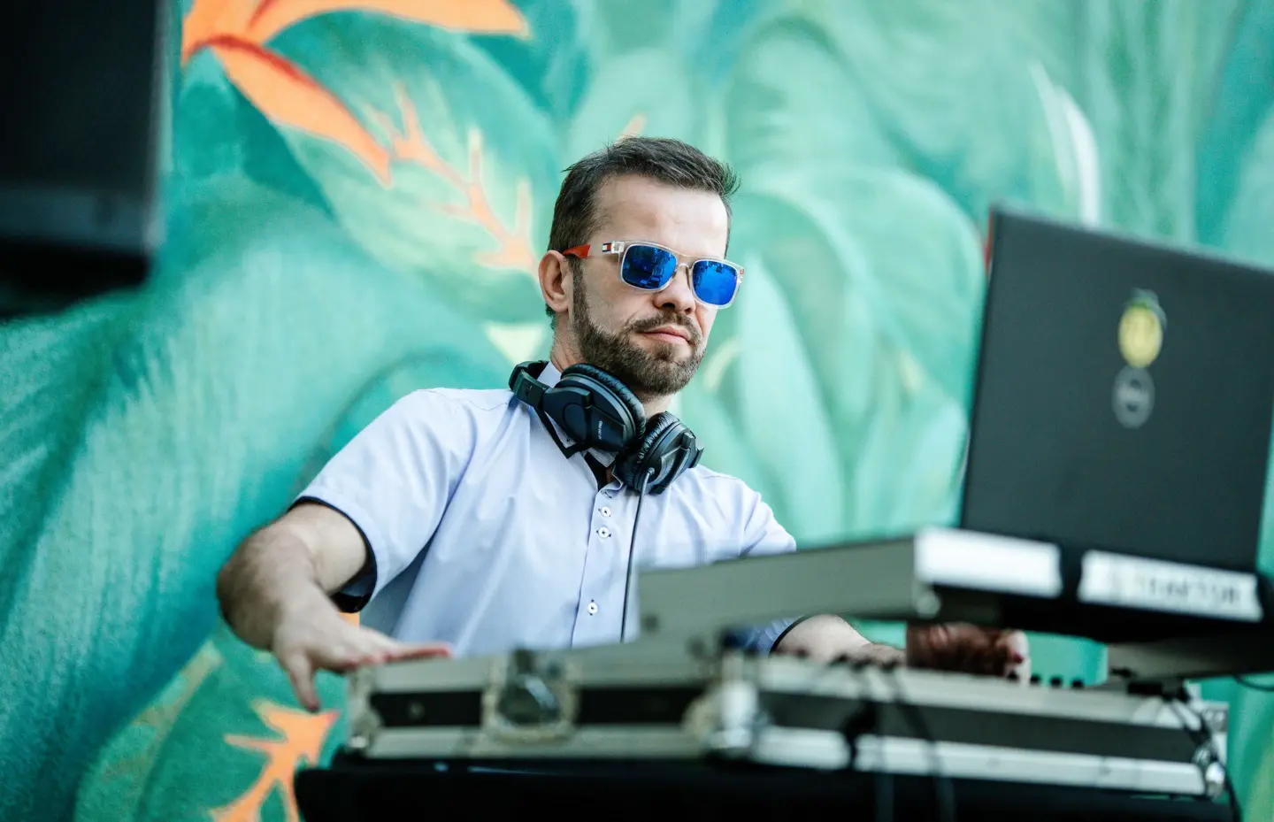 DJ koji svaku svadbu i proslavu pretvara u party godine – evo zašto odabrati baš Romana R