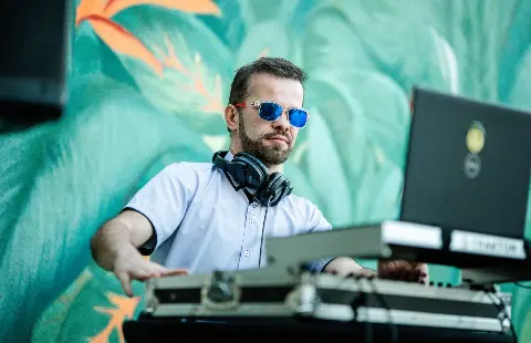 DJ koji svaku svadbu i proslavu pretvara u party godine – evo zašto odabrati baš Romana R