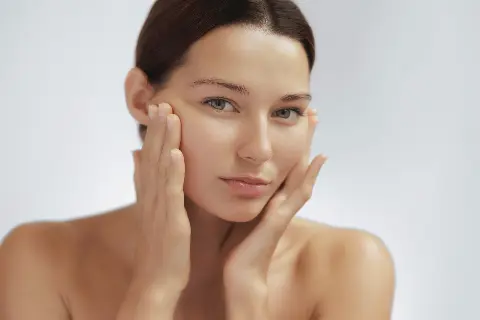 Skin booster: tretman koji briše umor, suhoću, ožiljke i pore s lica
