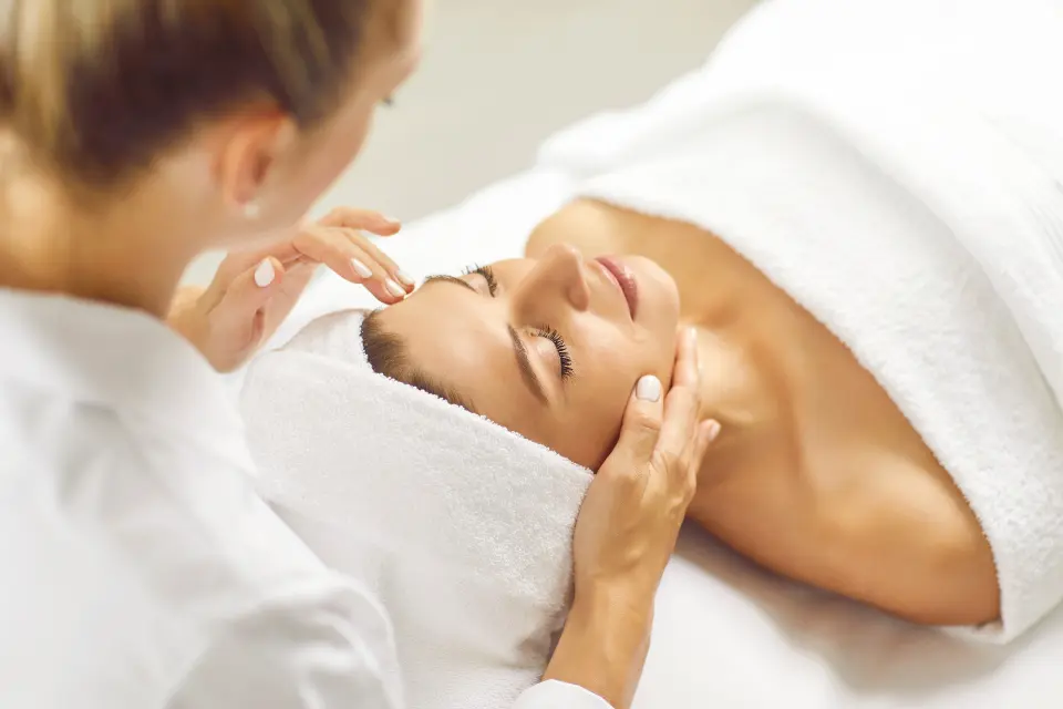 Skin booster: tretman koji briše umor, suhoću, ožiljke i pore s lica