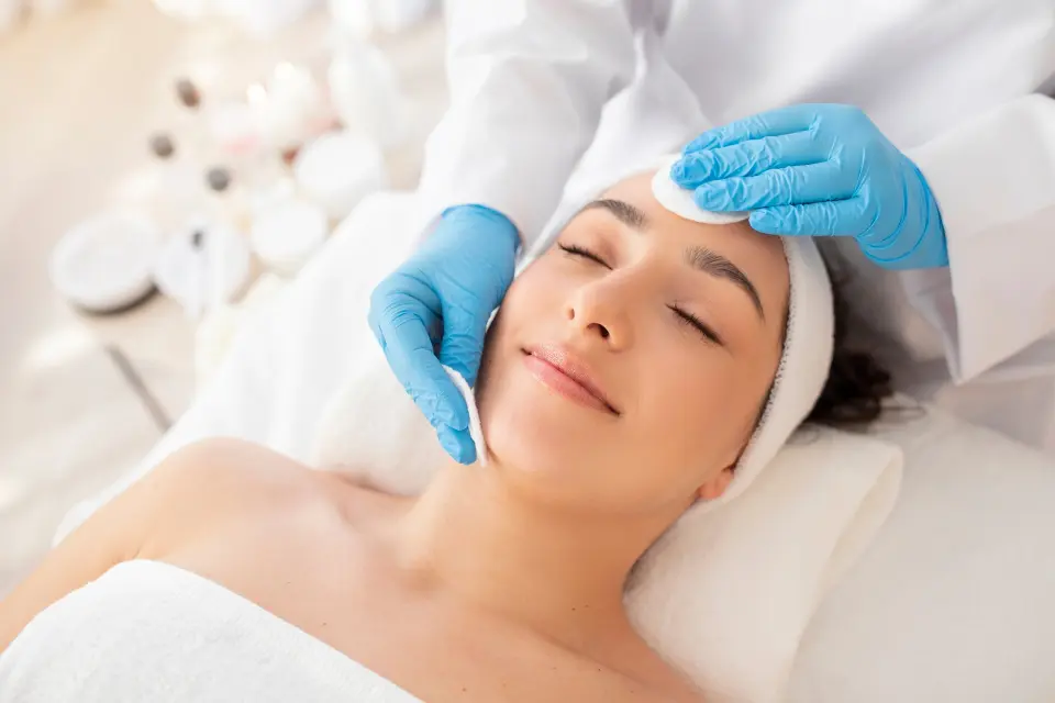 Skin booster: tretman koji briše umor, suhoću, ožiljke i pore s lica