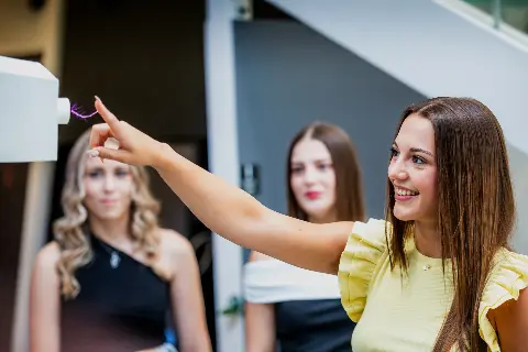 Nemate ideju kamo s djecom? Ovdje se uči, dodiruje struja, a igra je lebdeća